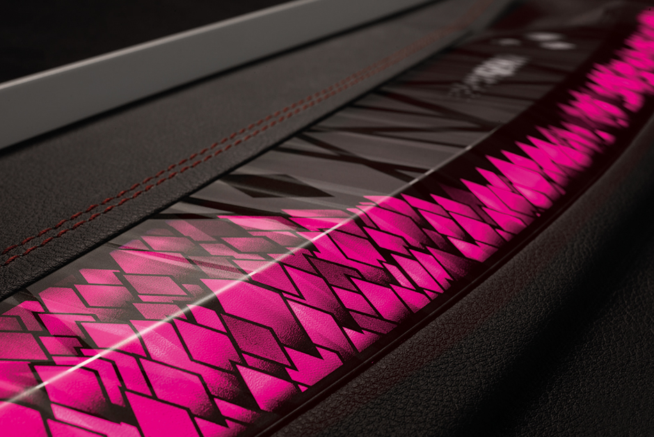 Neue Ideen für Automotive-Designs Rosa durchleuchtendes Automotive-Panel