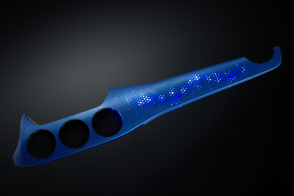 Atemberaubend: Touch trifft auf Backlighting Schwarzes Automobil-Panel mit blauem Backlighting-Design